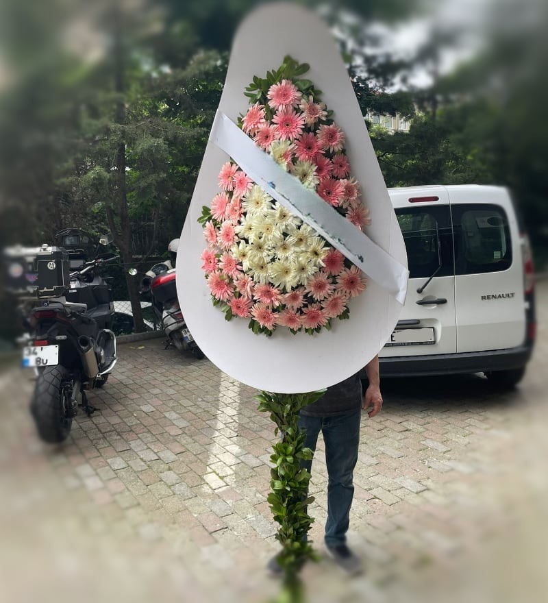 Pembe ve Beyaz Gerberalardan Çelenk