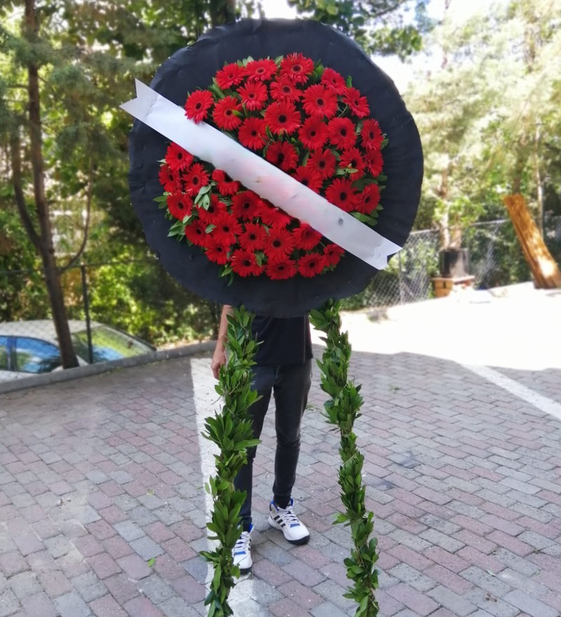Kırmızı Gerbera Çiçekli Çelenk