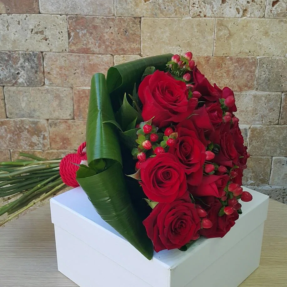 Yakut Aşkı Gül ve Hypericum Buketi