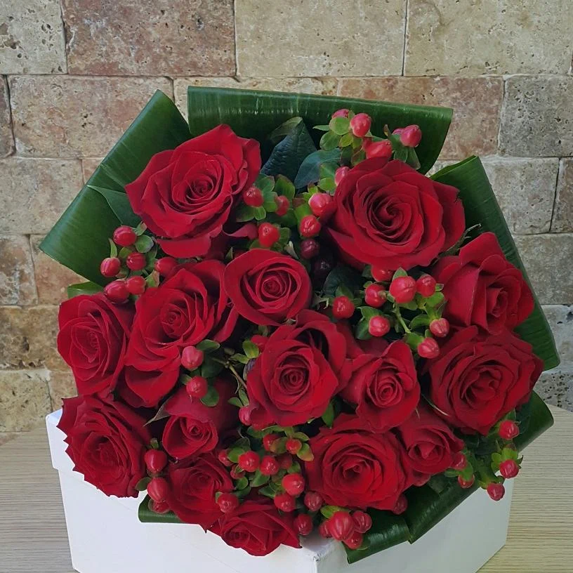 Yakut Aşkı Gül ve Hypericum Buketi