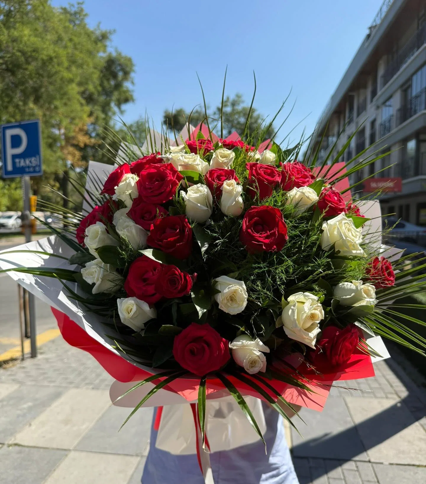 Kırmızı ve Beyaz Güllerden Romantik Buket