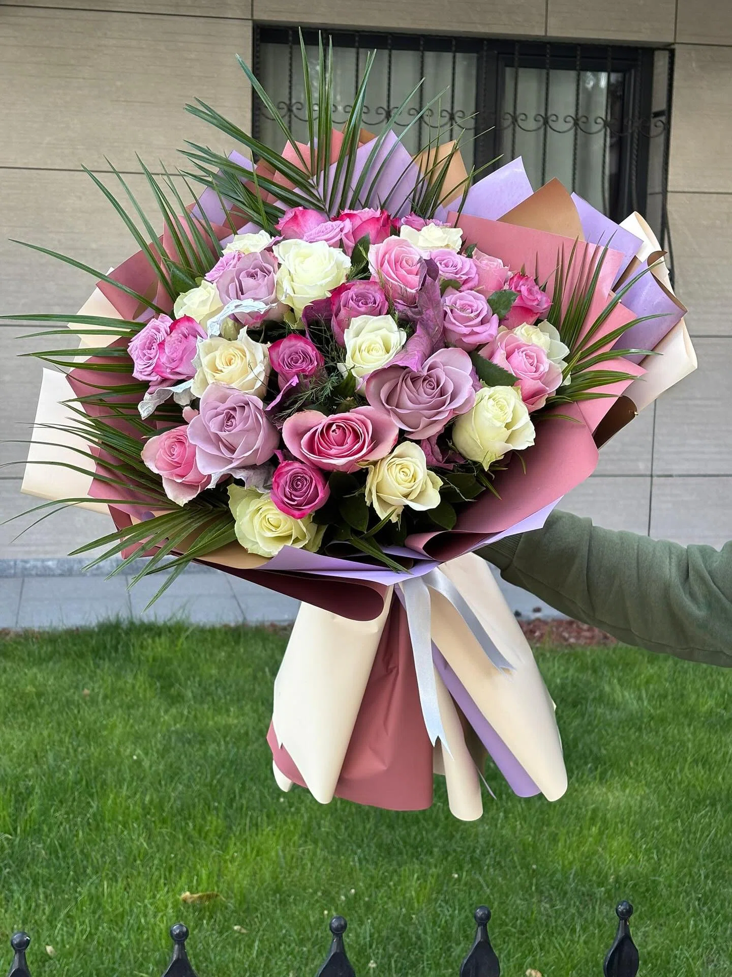 Pembe ve Beyaz Güllerden Zarif Buket
