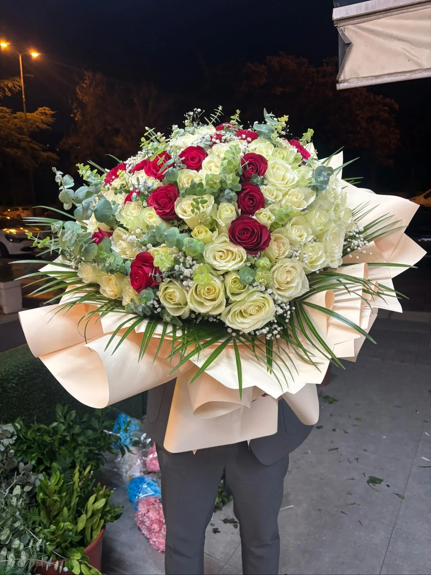 Kırmızı Beyaz Gül Aşk Buketi