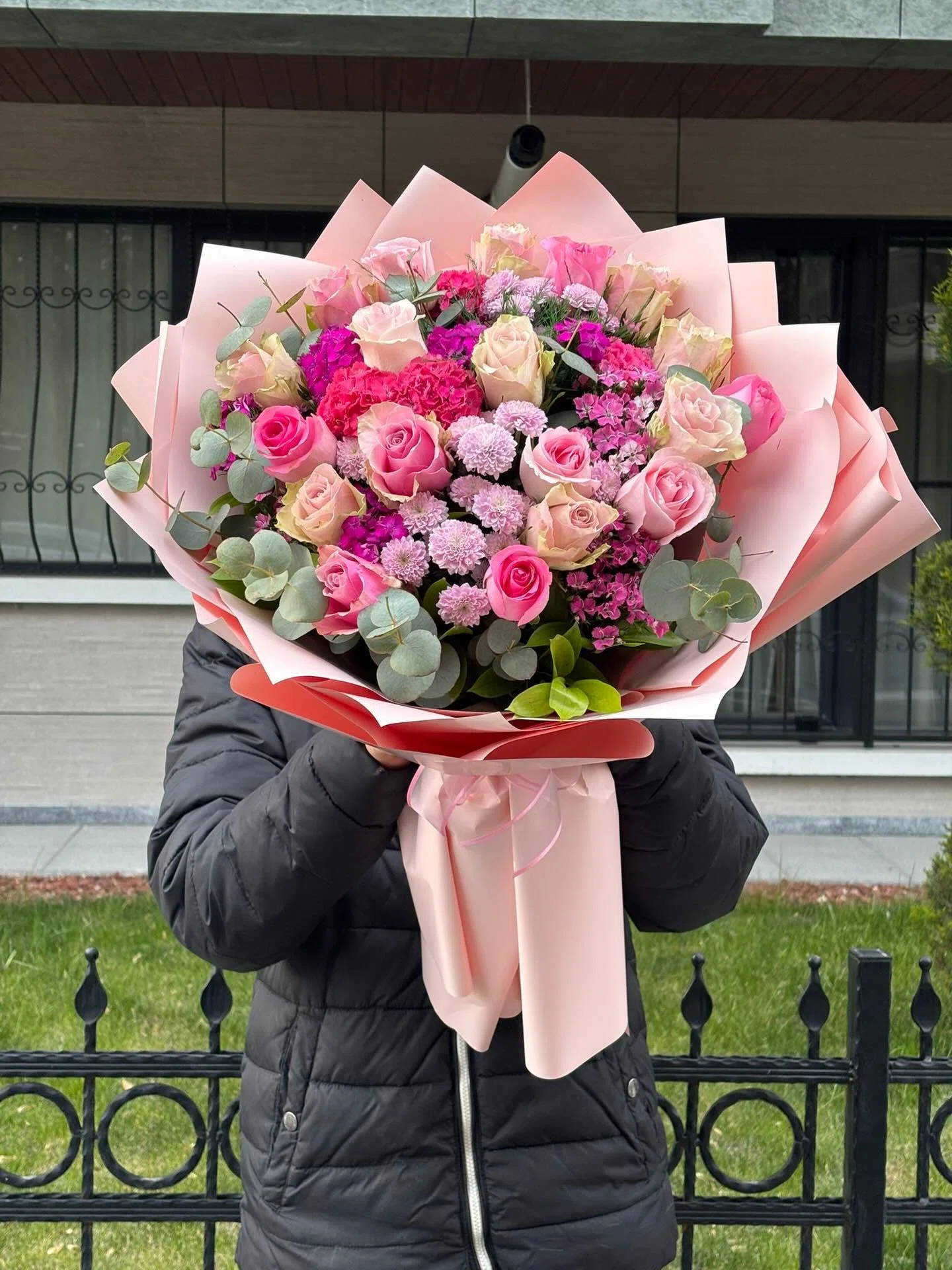 Pembe Gül, Karanfil ve Dolgu Çiçekleri Buketi