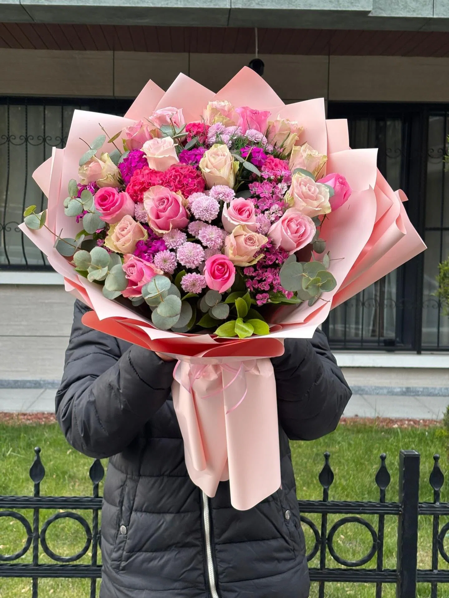 Pembe Gül, Karanfil ve Dolgu Çiçekleri Buketi
