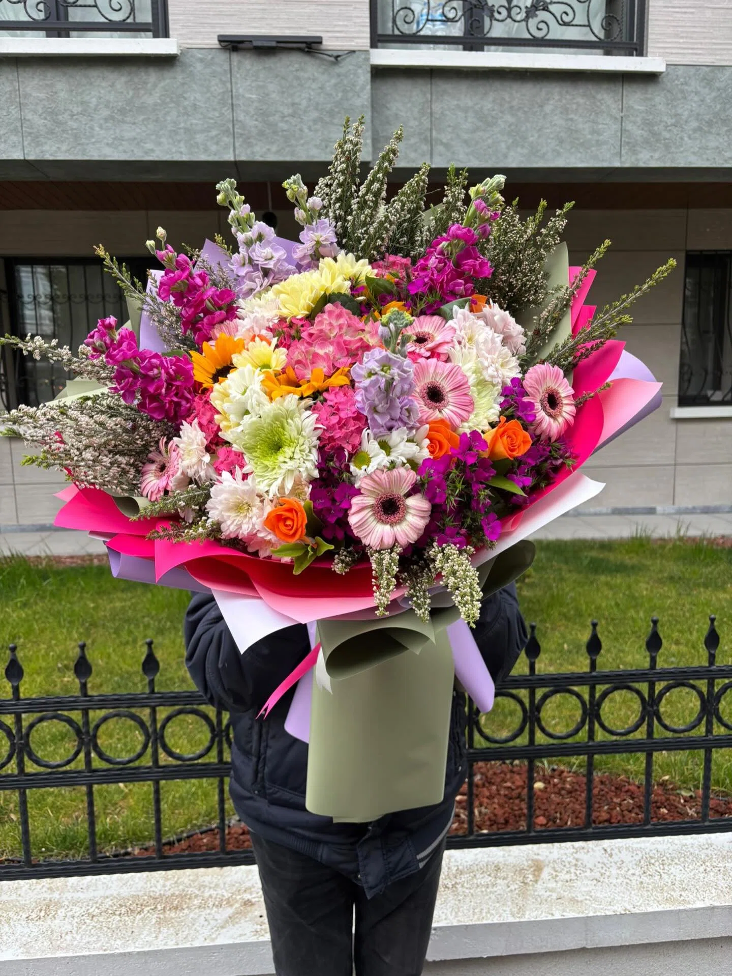 Bahar Neşesi Krizantem ve Gerbera Aranjmanı